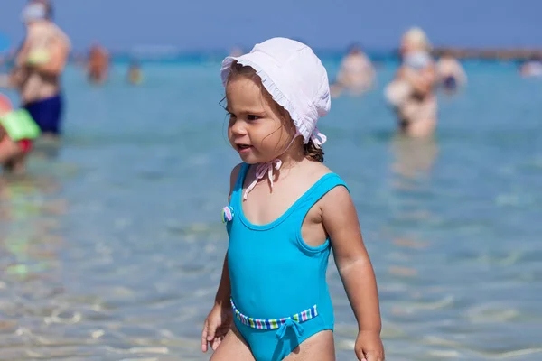 Adorável menina de pé na praia tropical — Fotografia de Stock