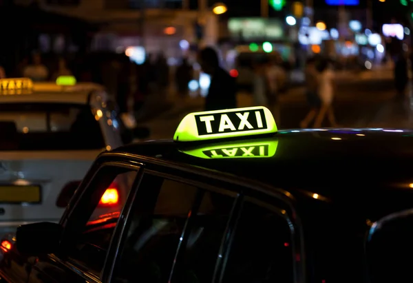 Označení taxi na střeše auta — Stock fotografie