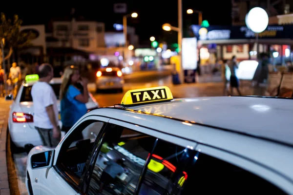 Знак таксі на даху автомобіля — стокове фото