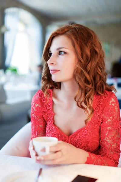 Une jeune belle femme boit du café dans un café — Photo