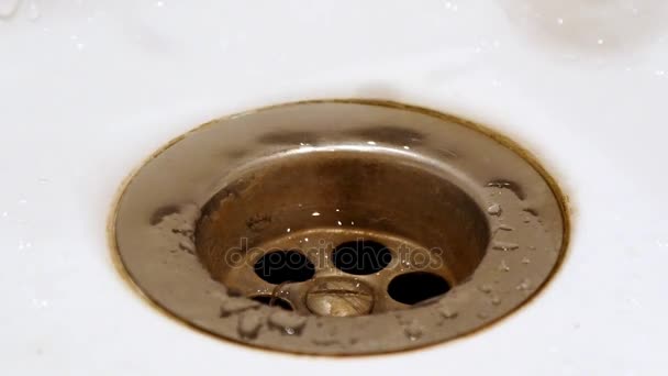 Wasser aus nicht geschlossenem Wasserhahn tropft in die Spüle — Stockvideo