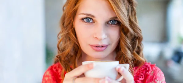 Młoda kobieta piękną jest picie kawy w kawiarni — Zdjęcie stockowe
