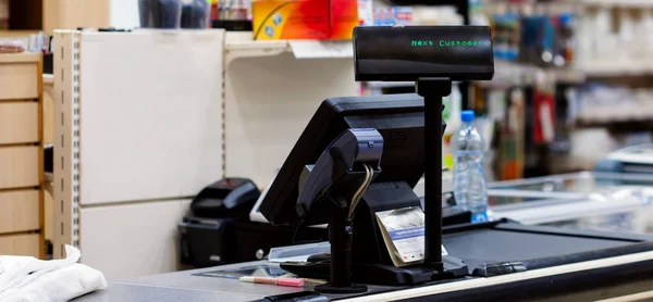 Cash desk with terminal in supermarket — Stock Photo, Image