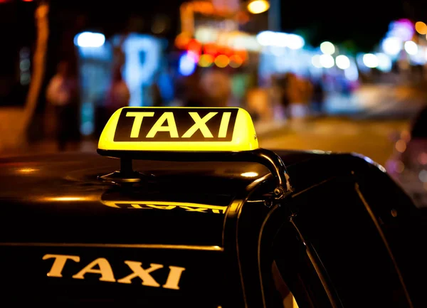 Sinal de táxi no telhado de um carro — Fotografia de Stock