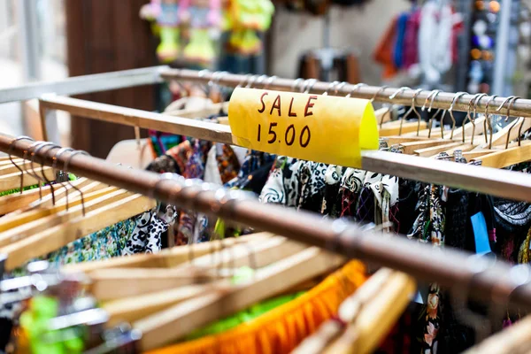 Roupa no trilho na loja de roupas — Fotografia de Stock