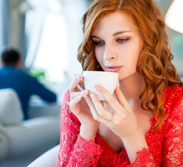 젊은 아름 다운 여자 카페에서 커피를 마시고 — 스톡 사진