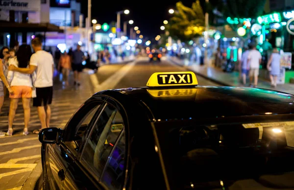 Taxischild auf dem Dach eines Autos — Stockfoto