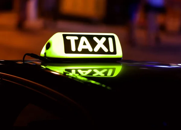 Označení taxi na střeše auta — Stock fotografie