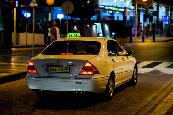 Taxischild auf dem Dach eines Autos — Stockfoto