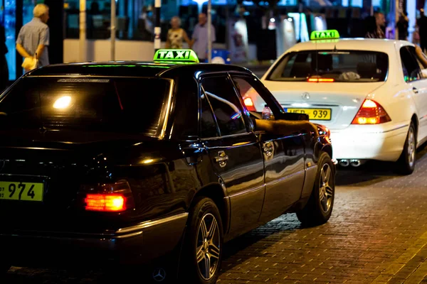 Taxi skylt på taket på en bil — Stockfoto