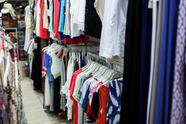 Vêtements sur rail dans le magasin de vêtements — Photo