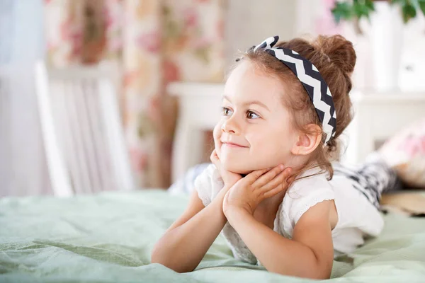 Entzückend lächelndes kleines Mädchen — Stockfoto