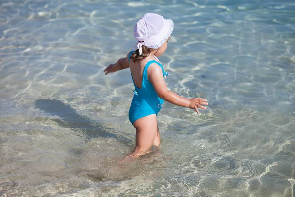 Liebenswertes kleines Mädchen am tropischen Strand — Stockfoto