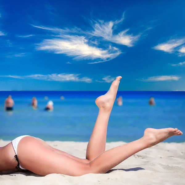 女人躺在海滩上 — 图库照片