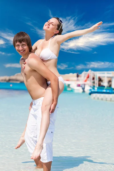 Young couple is having fun on the beach — Stock Photo, Image