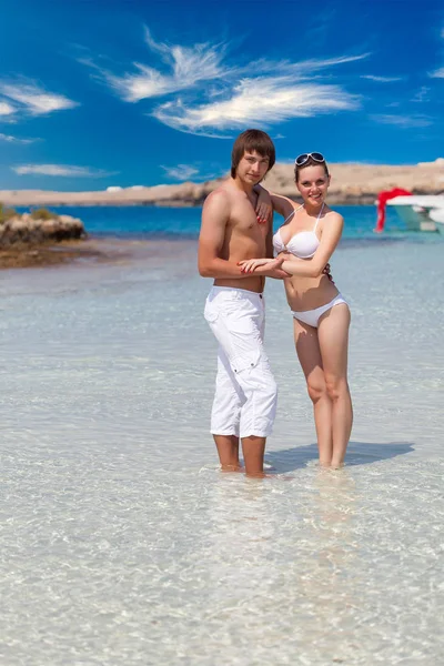 Junges Paar hat Spaß am Strand — Stockfoto