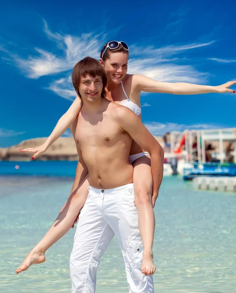 Ungt par är att ha kul på stranden — Stockfoto