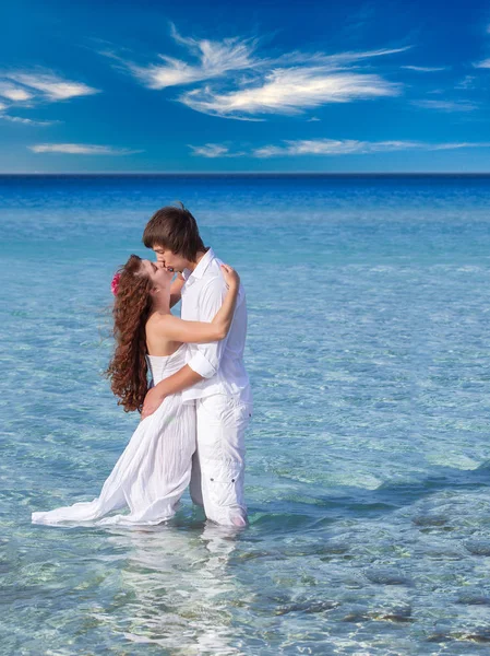 Pareja muy feliz se divierten en la playa — Foto de Stock