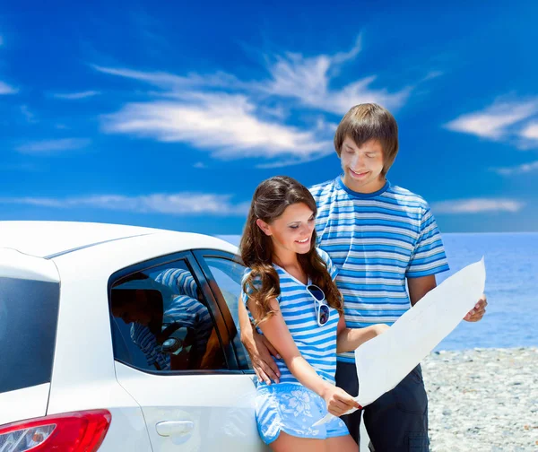 Um casal vai numa viagem de carro. — Fotografia de Stock