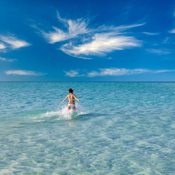 La mujer corre en el mar — Foto de Stock