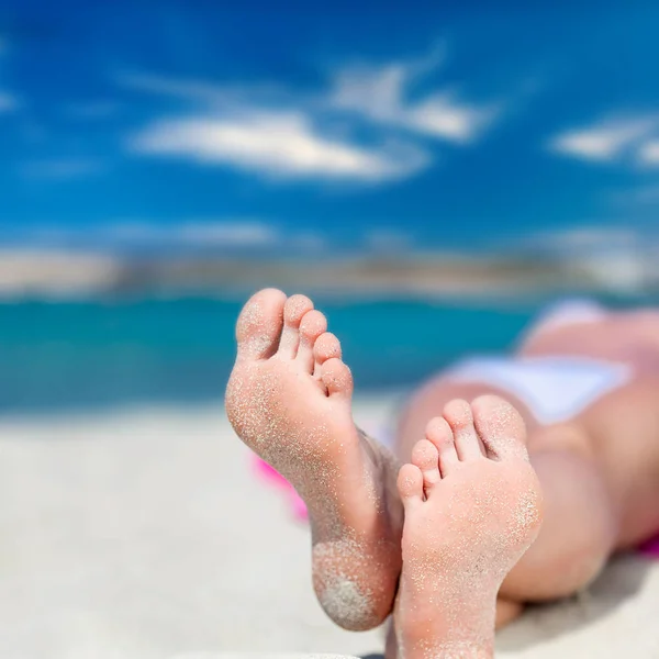 Voeten op het strand — Stockfoto