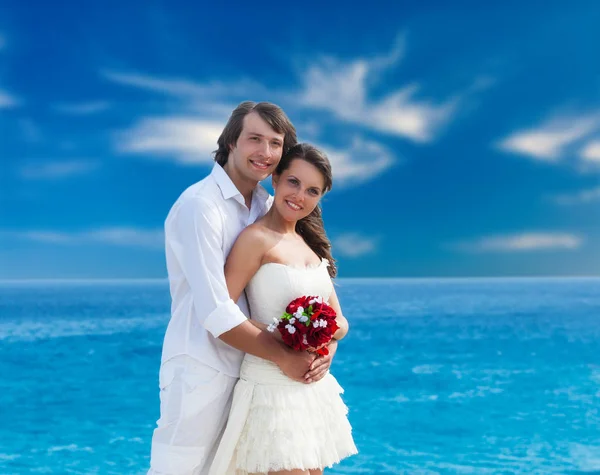 Ein frisch verheiratetes Paar am Strand — Stockfoto