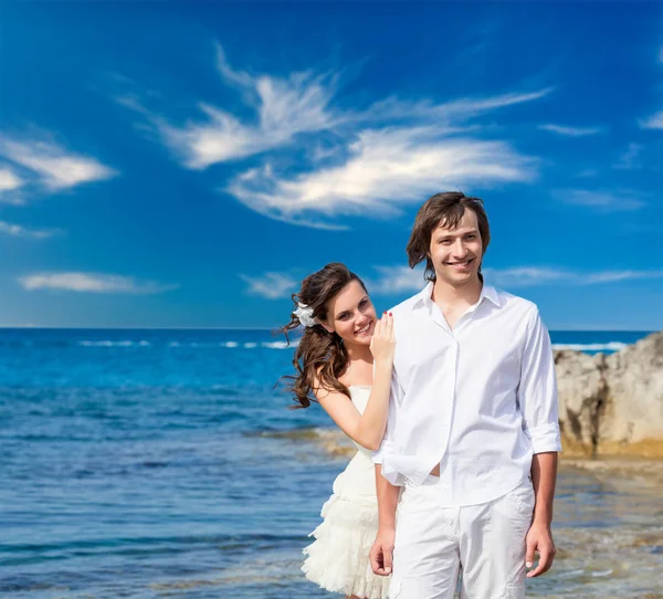 刚结婚的夫妇，在海边 — 图库照片