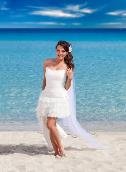 Beautiful bride on the beach — Stock Photo, Image