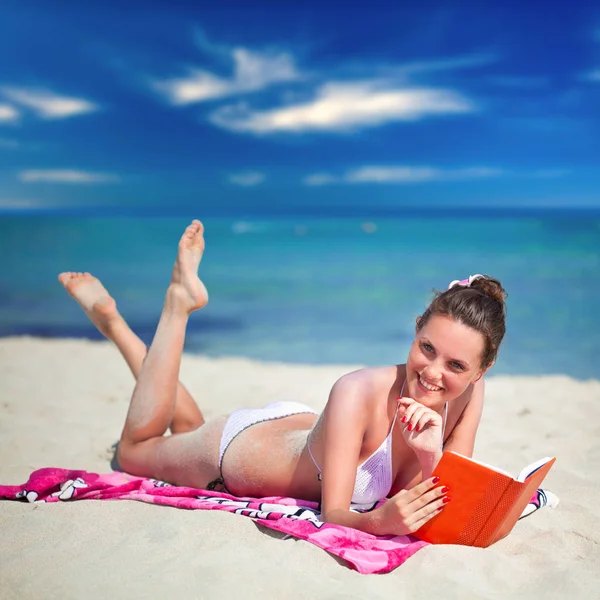 Uma jovem está relaxando na praia — Fotografia de Stock