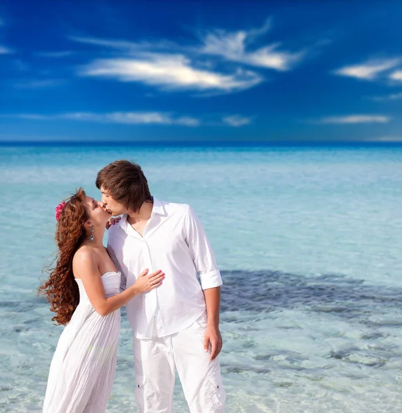 Um casal está se beijando na praia — Fotografia de Stock