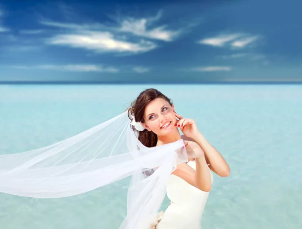 年轻的新娘附近蔚蓝的大海 — 图库照片
