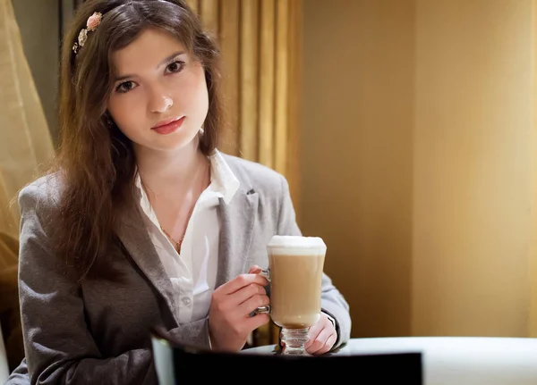 Piękna Brunetka Kobieta w restauracji picia kawy — Zdjęcie stockowe