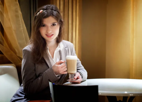 Piękna Brunetka Kobieta w restauracji picia kawy — Zdjęcie stockowe
