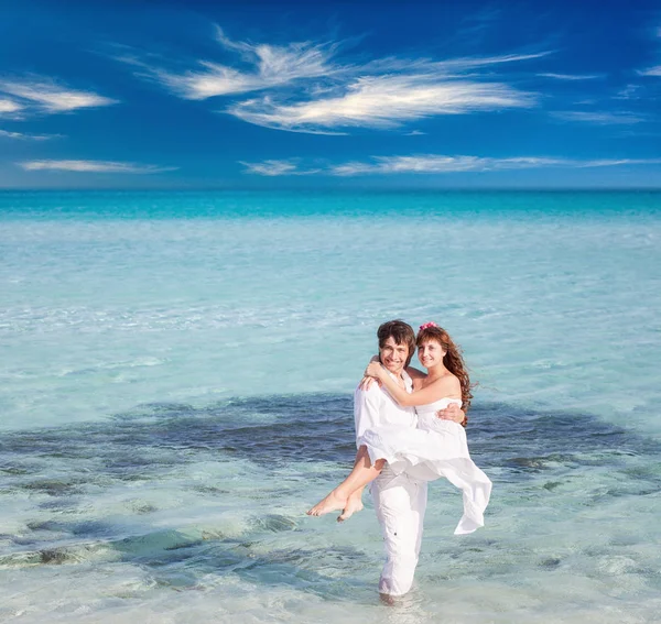 Gerade verheiratete Paare im Meer — Stockfoto