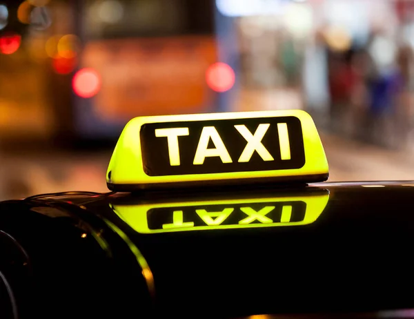 Označení taxi na střeše auta — Stock fotografie