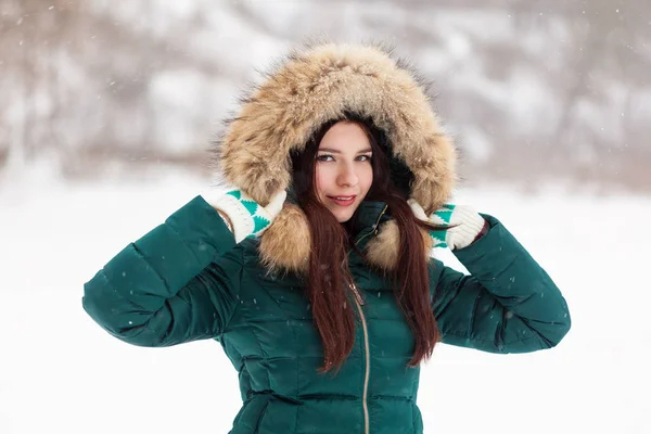 Portret van een meisje in een winterpark — Stockfoto