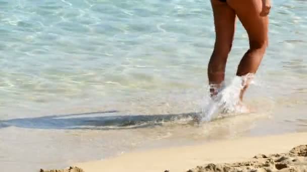 Sexy žena chůze inte moře, zpomalené — Stock video