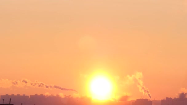 Paisaje urbano con silueta de tuberías de fábrica con humo al amanecer — Vídeo de stock