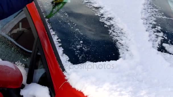 Removendo a neve do carro com uma escova — Vídeo de Stock