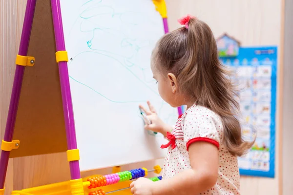 Child girl drawing on white board — Stock Photo, Image