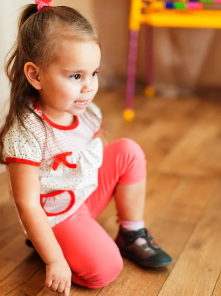 Divertido niño pequeño jugando con juguetes — Foto de Stock