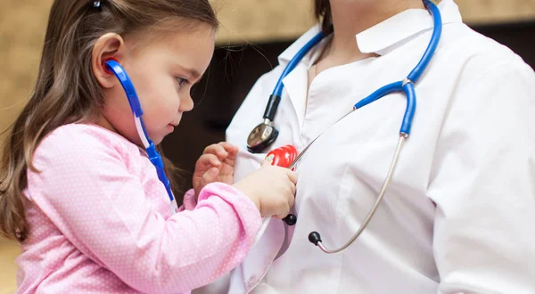 Médico examinando uma menina criança em um hospital — Fotografia de Stock