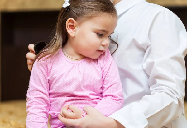 Läkaren undersöker ett barn flicka på ett sjukhus — Stockfoto
