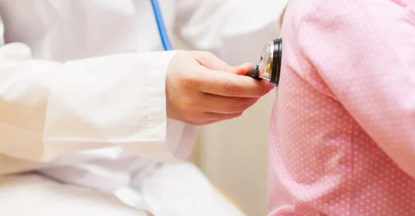 Médico examinando uma menina criança em um hospital — Fotografia de Stock