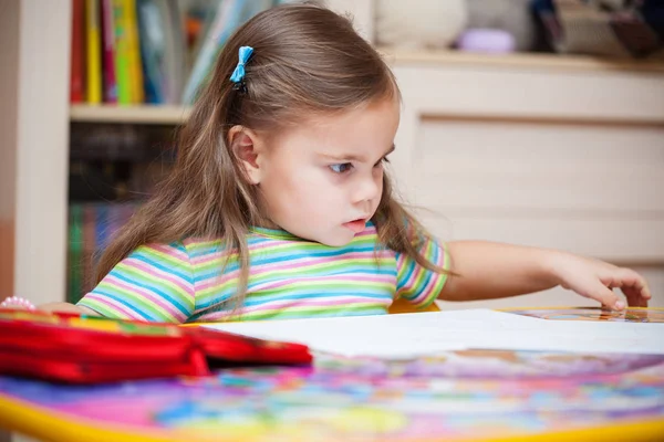 Çizim kalemleri ile mutlu küçük kız — Stok fotoğraf