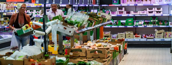 Frukt och grönsaker på hyllorna i en stormarknad — Stockfoto