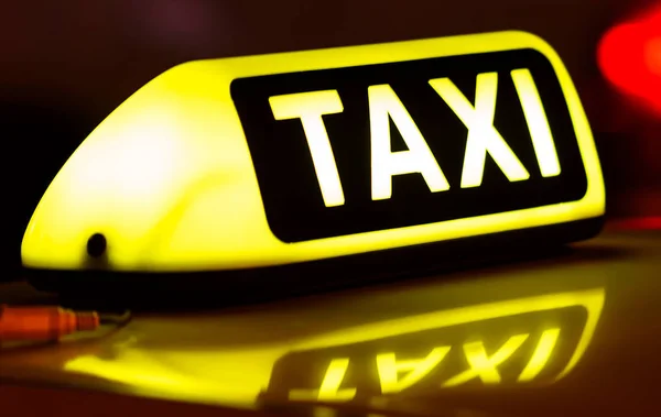 Taxi skylt på taket på en bil — Stockfoto