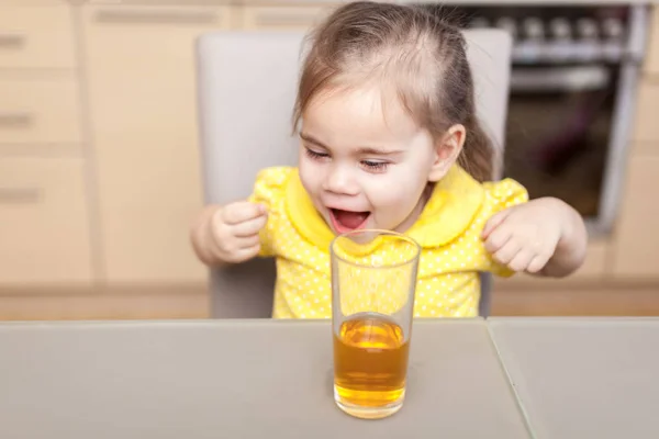 Klein meisje drinken appelsap — Stockfoto