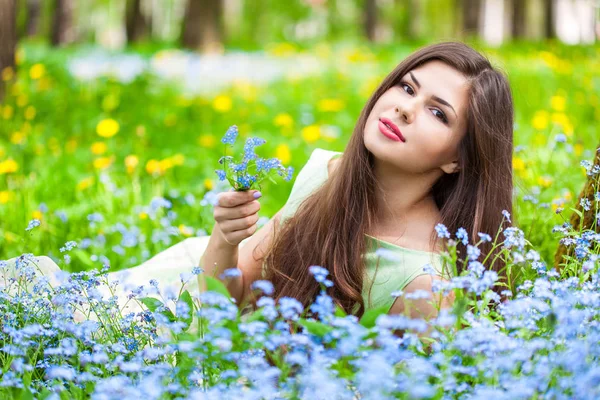 Giovane donna è distesa sul campo — Foto Stock