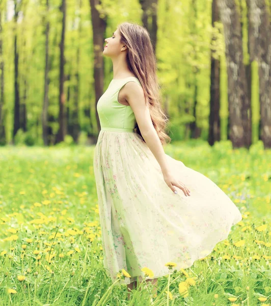 Frau im Wald — Stockfoto